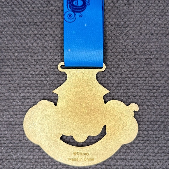 Disney Run Medal 2018 Fairy Tale Challenge 5th Anniversary Walt Disney World - Picture 4 of 6